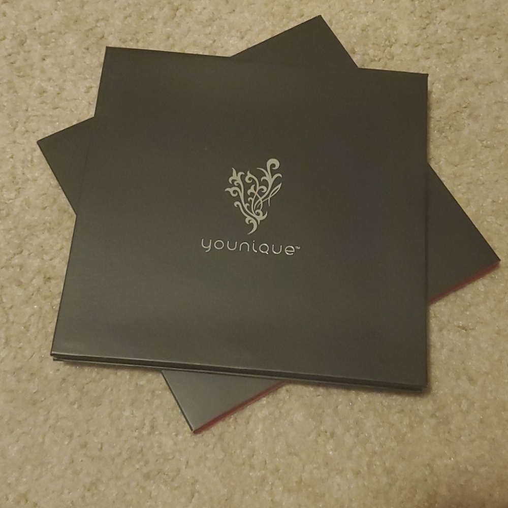 Younique eyeshadow holder
